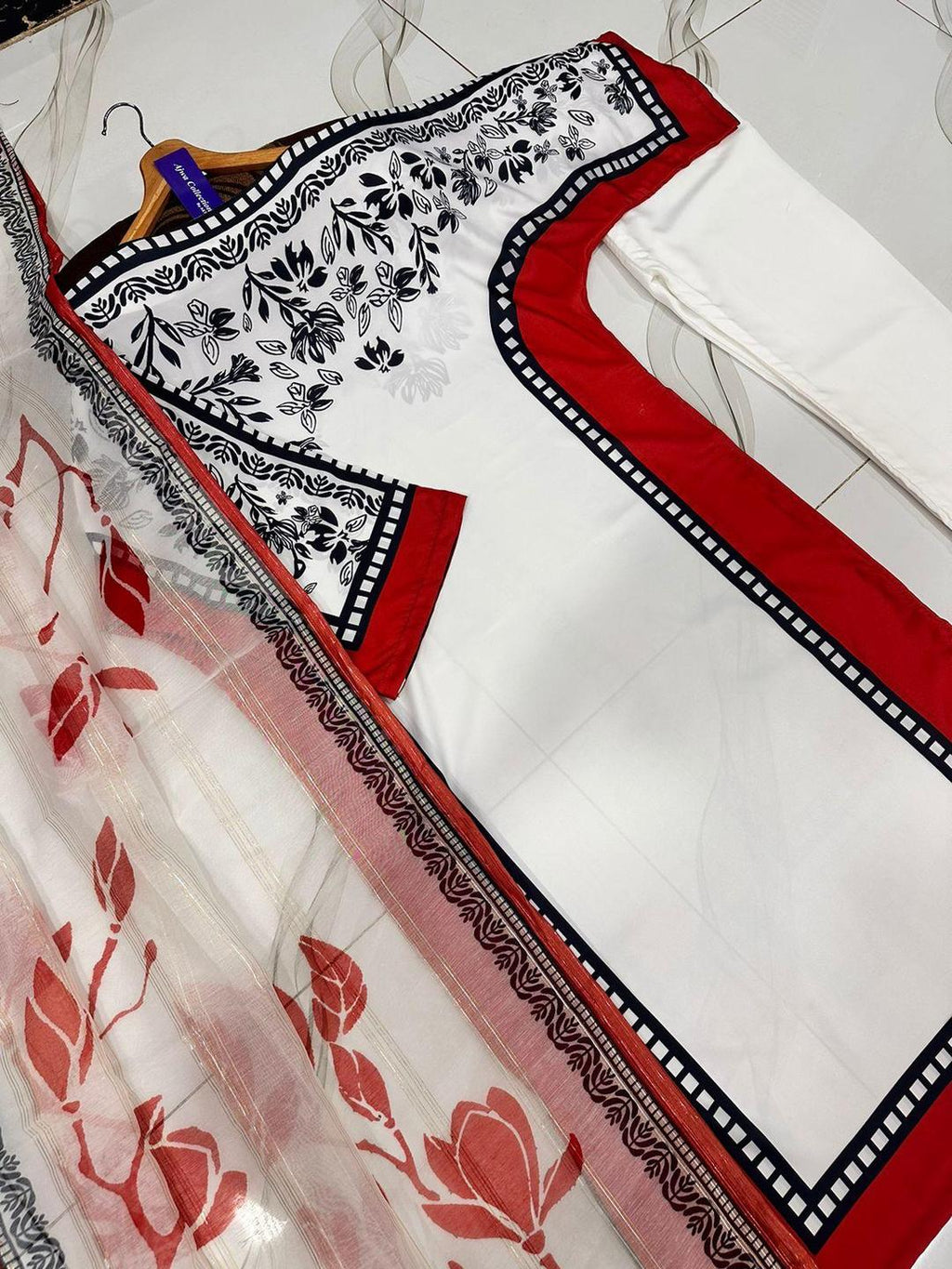 3 Pcs Women's Stitched Lawn Printed Suit